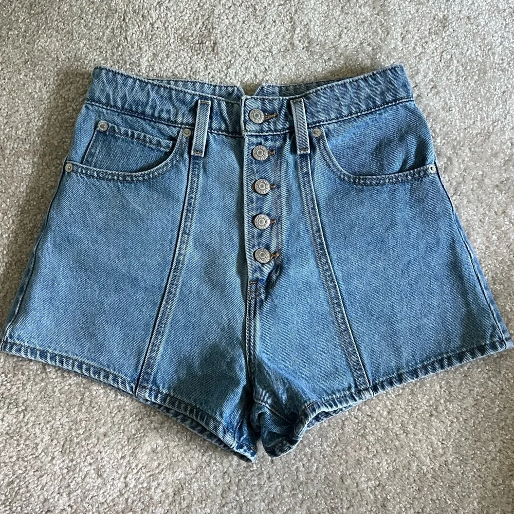 Levi’s High Waisted Mom Denim Shorts - Picture 2 of 12